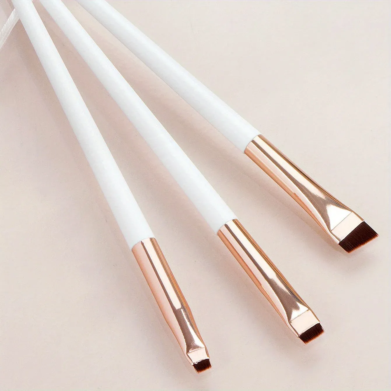 Ensemble de 3 pinceaux de maquillage : eyeliner à tête oblique, sourcils et fard à paupières 9