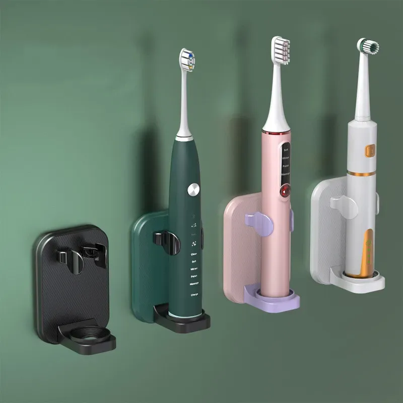 Support mural pour brosse à dents électrique installé dans une salle de bain moderne