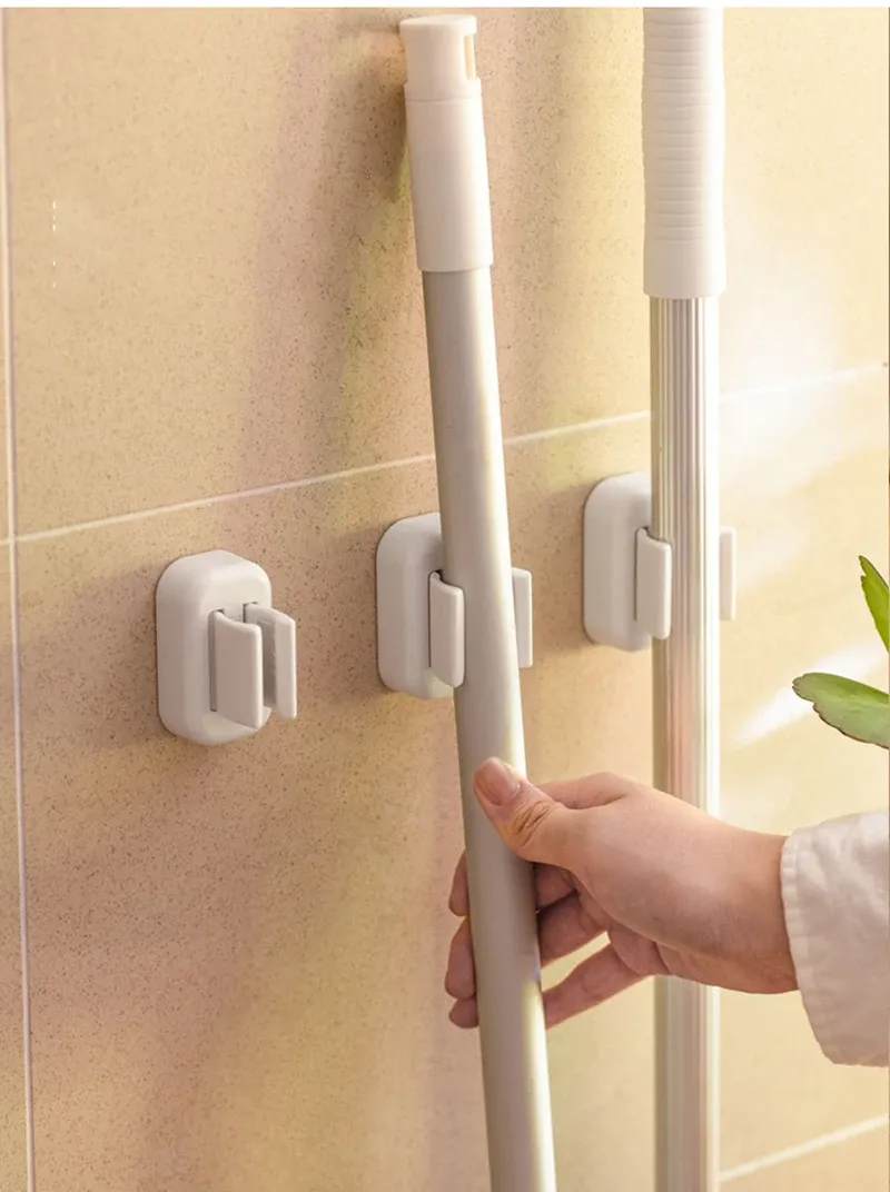 Porte-brosse à dents mural installé dans une salle de bain