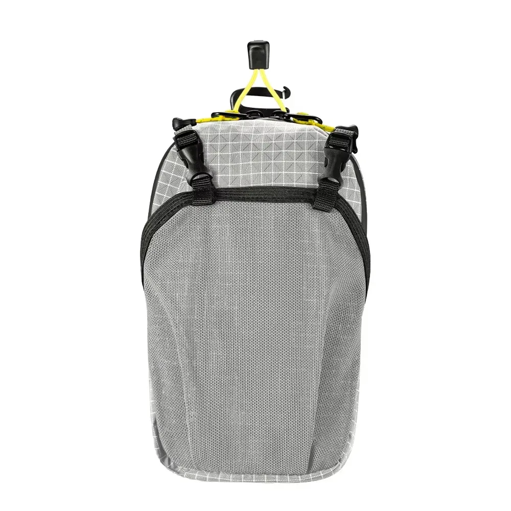 Pochette pour bouteille d'eau en situation de randonnée