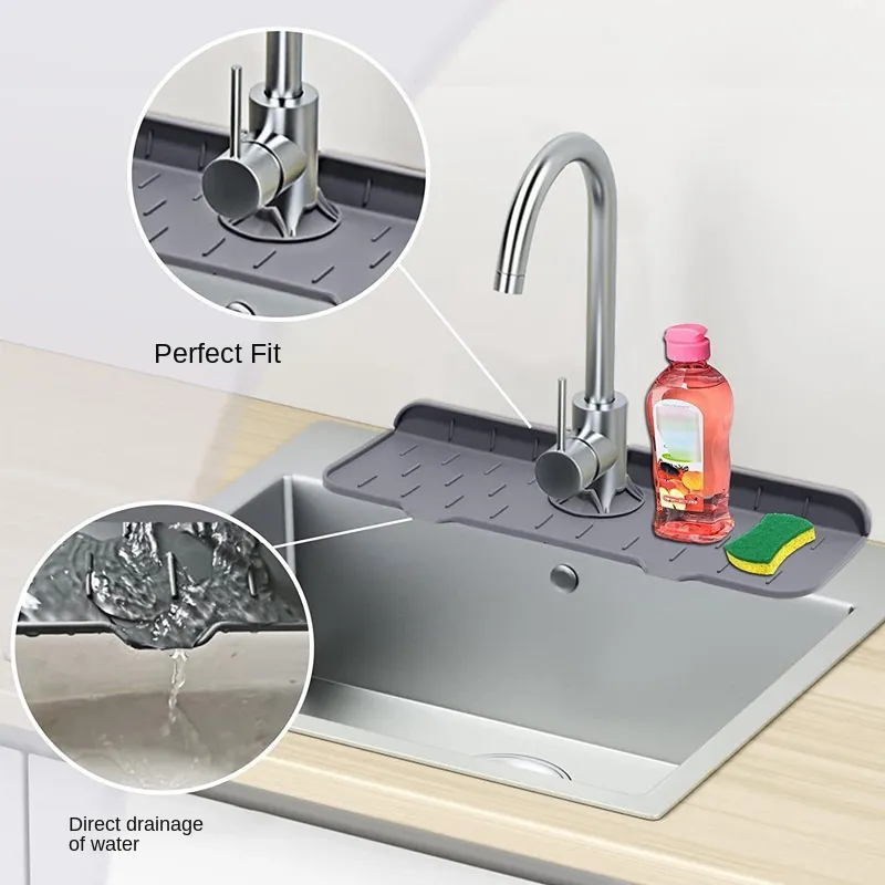 Tapis absorbant en silicone installé sur un évier