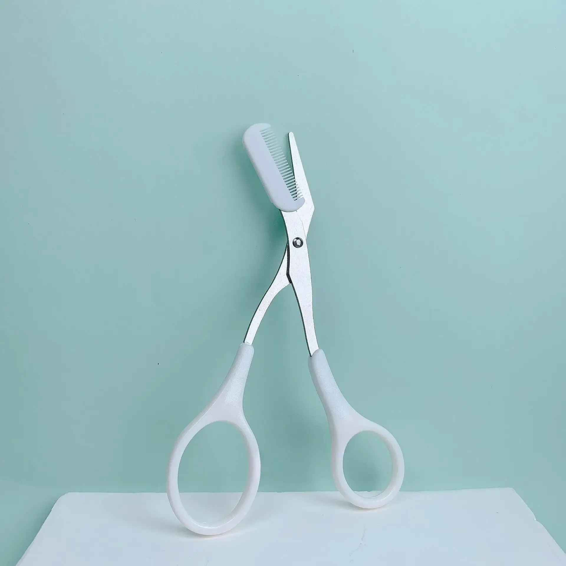 Ciseaux à sourcils roses avec peigne intégré - Acier inoxydable, outil de toilettage précis, pour des sourcils parfaits 8