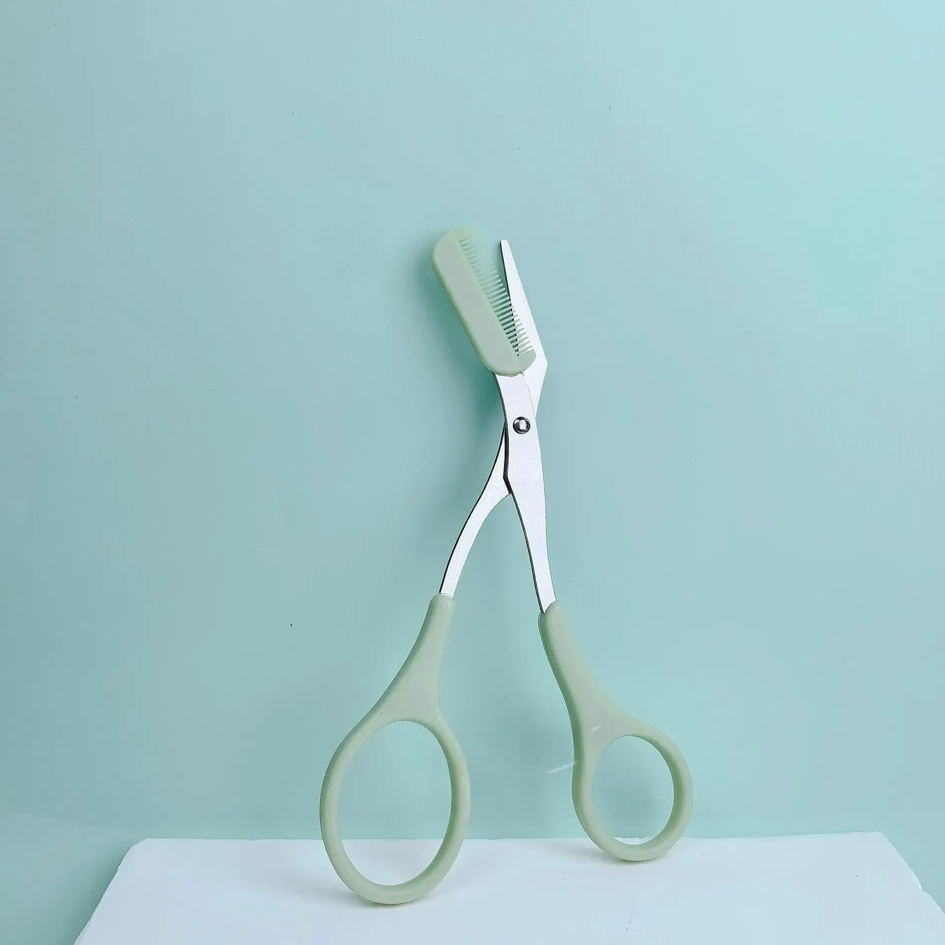Ciseaux à sourcils roses avec peigne intégré - Acier inoxydable, outil de toilettage précis, pour des sourcils parfaits 9