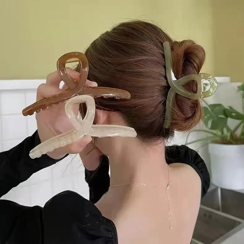 Pince à cheveux transparente, vue de présentation