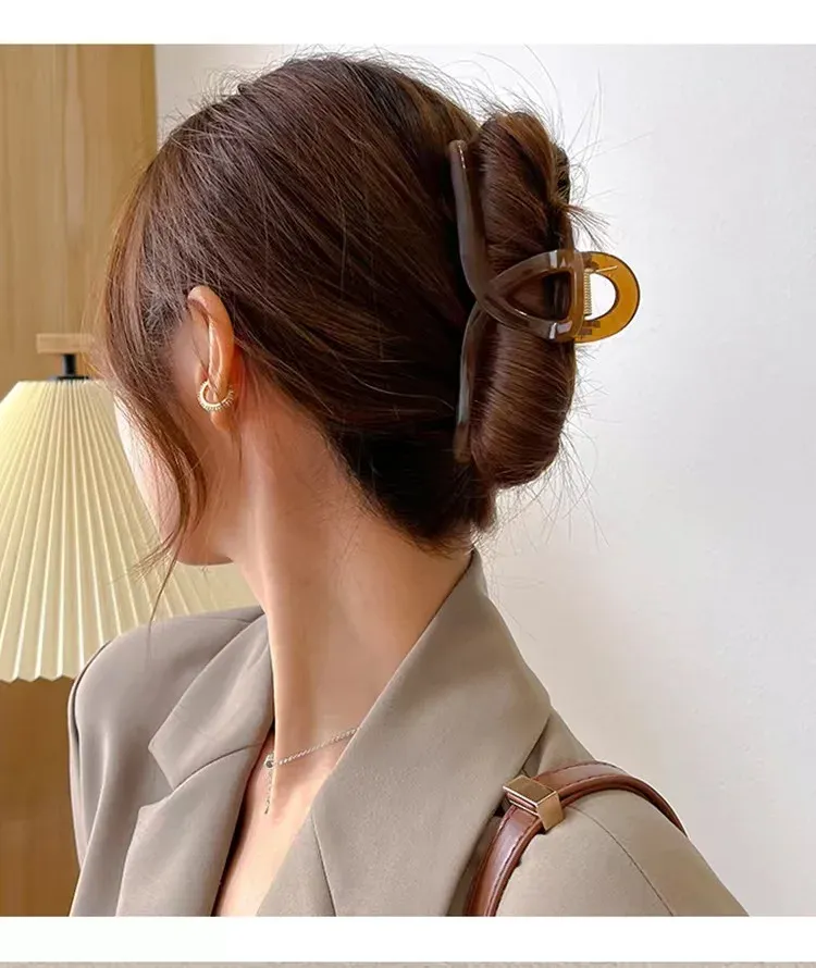 Style coiffure avec pince transparente
