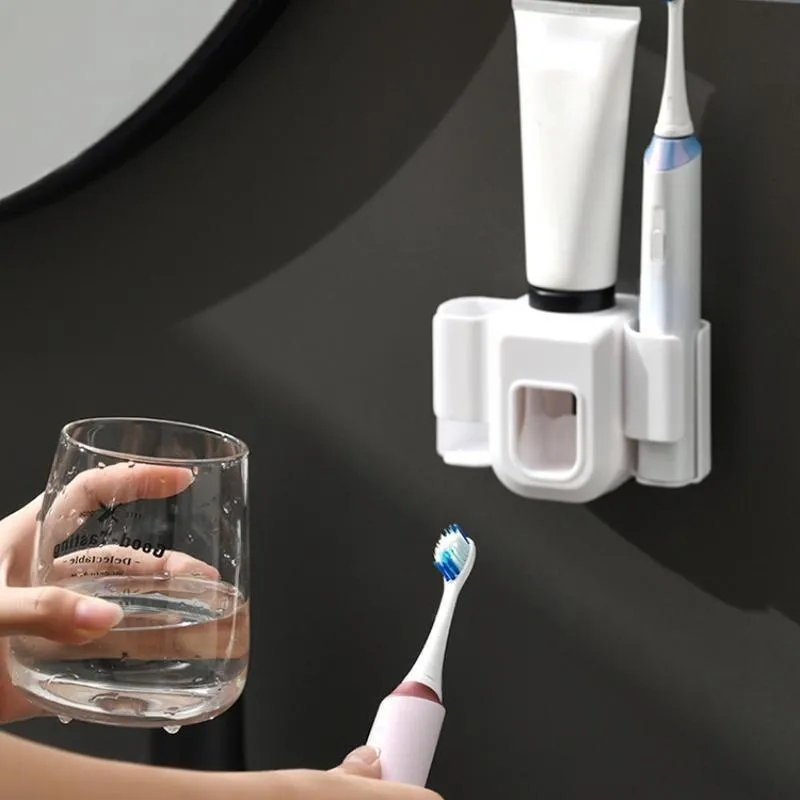 Organisation de salle de bain avec porte-brosse