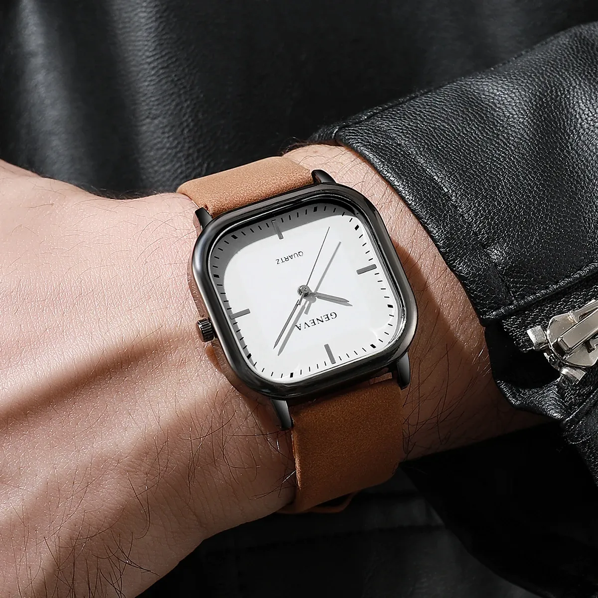 Montre carrée pour homme, finitions du boîtier