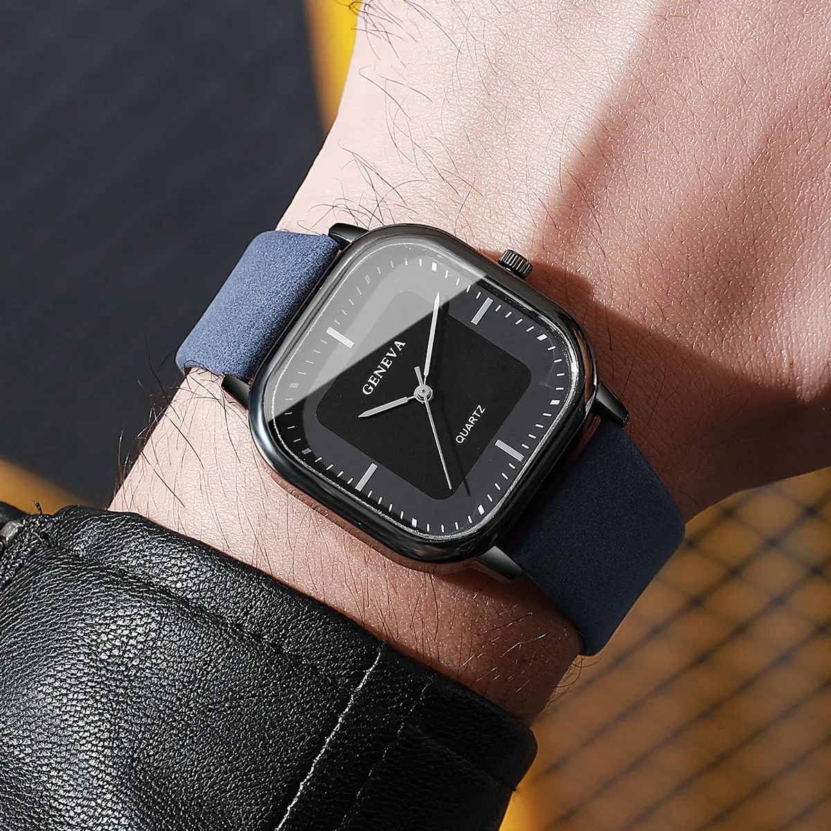 Montre carrée pour homme, détail du bracelet en cuir