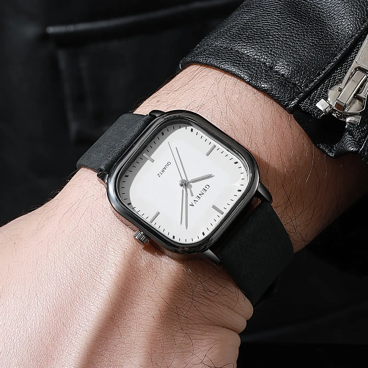 Montre carrée pour homme, détail du cadran