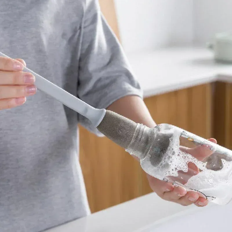 Brosse de nettoyage utilisée dans une bouteille