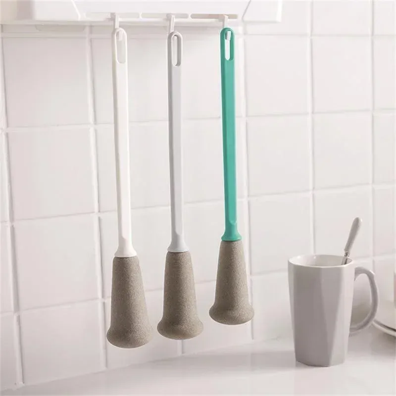 Brosse éponge en situation d'utilisation quotidienne