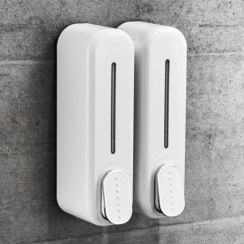 Distributeur de savon mural au design épuré dans une salle de bain moderne