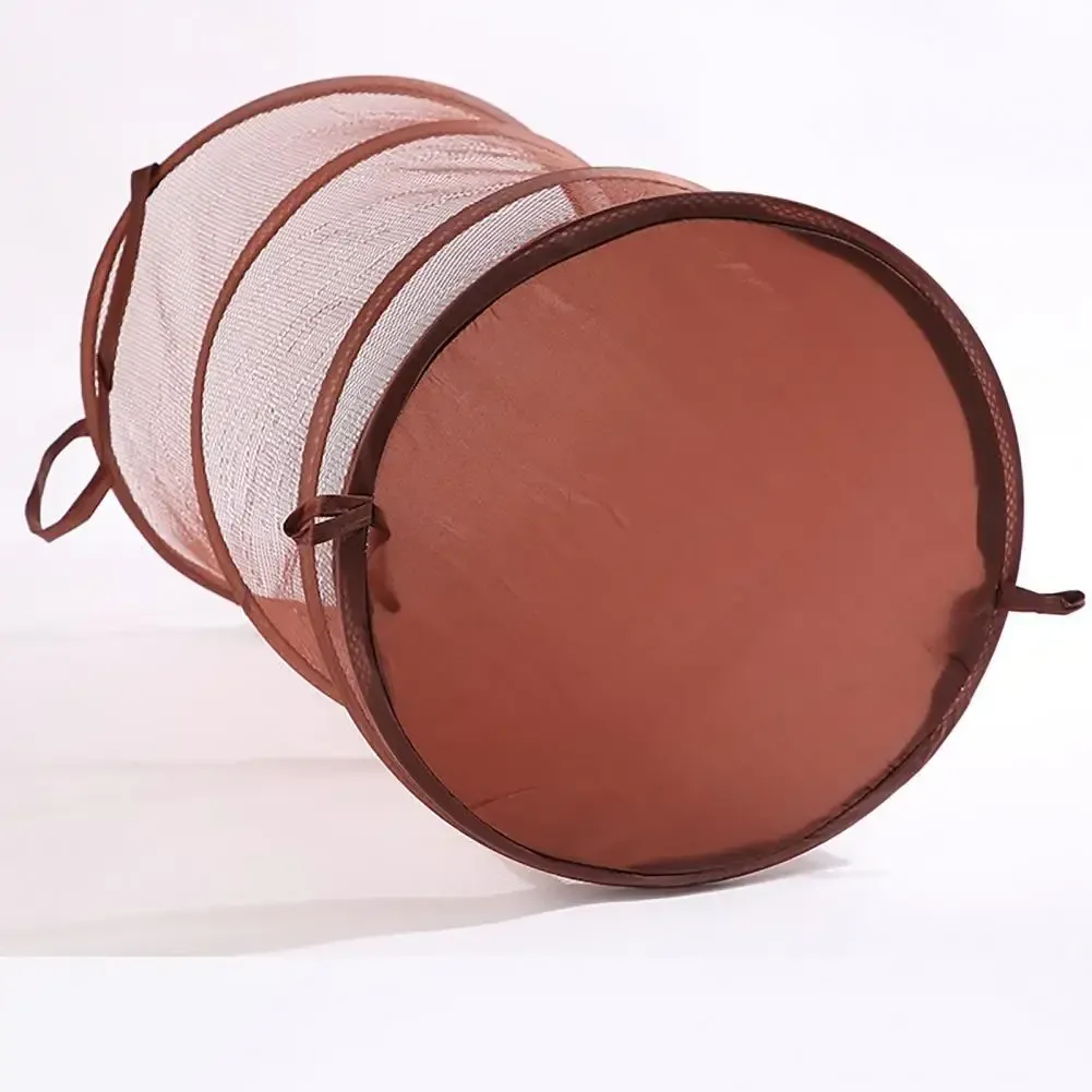 Panier à linge dans une chambre