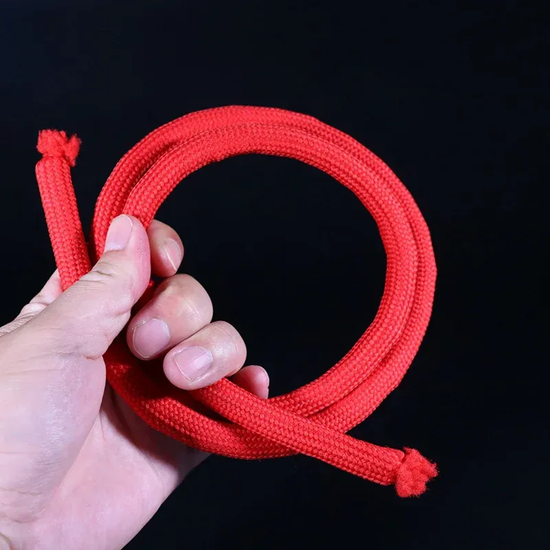 Corde rigide de luxe en situation de démonstration