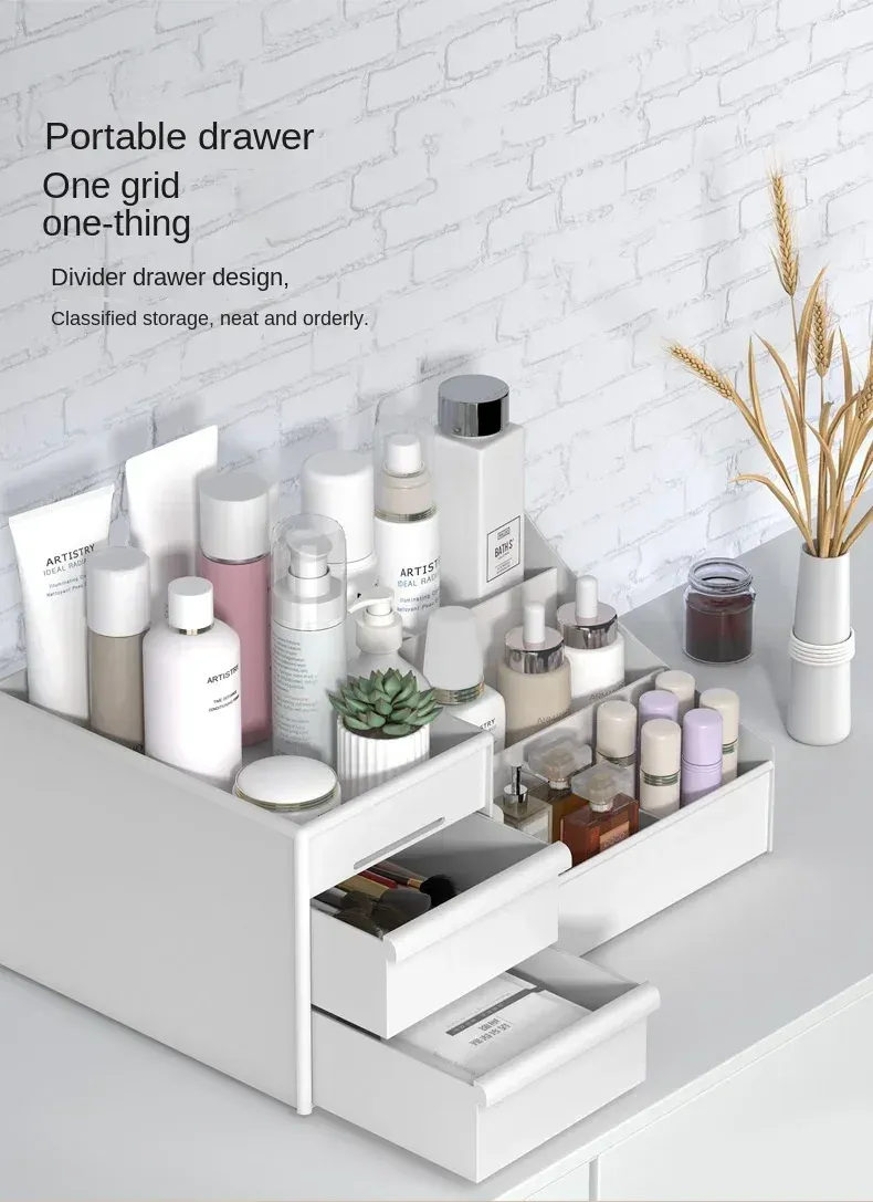 Tiroirs ouverts avec produits de beauté