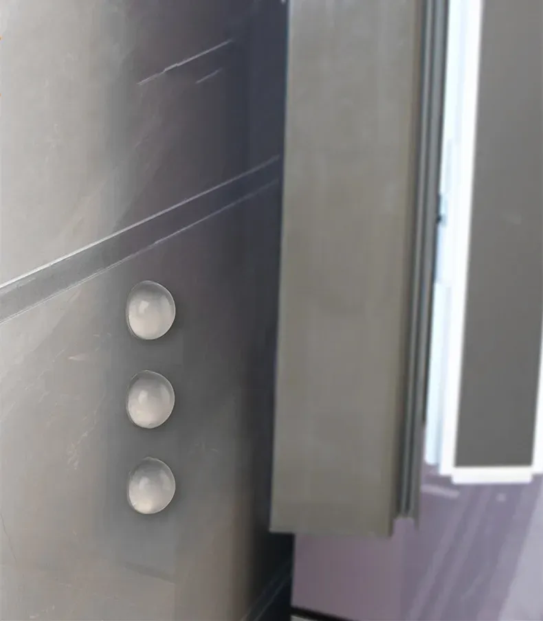 Protection silencieuse pour porte d'armoire