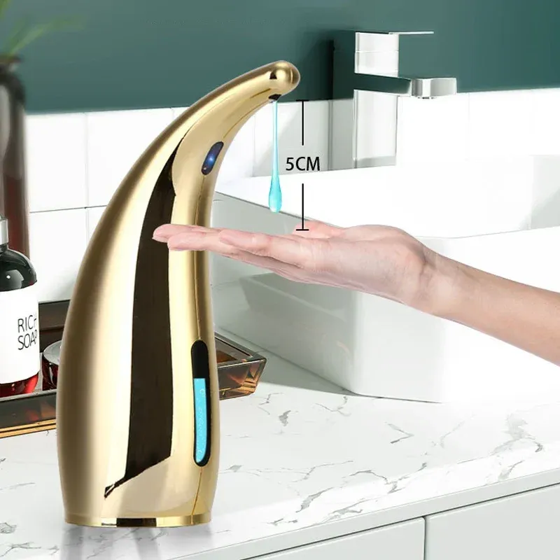 Distributeur de savon automatique en situation d'utilisation