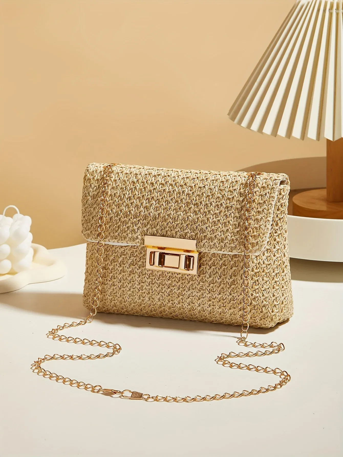 Sac en paille dans un décor lumineux
