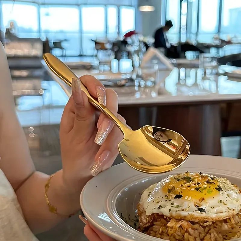 Cuillères de service utilisées en cuisine