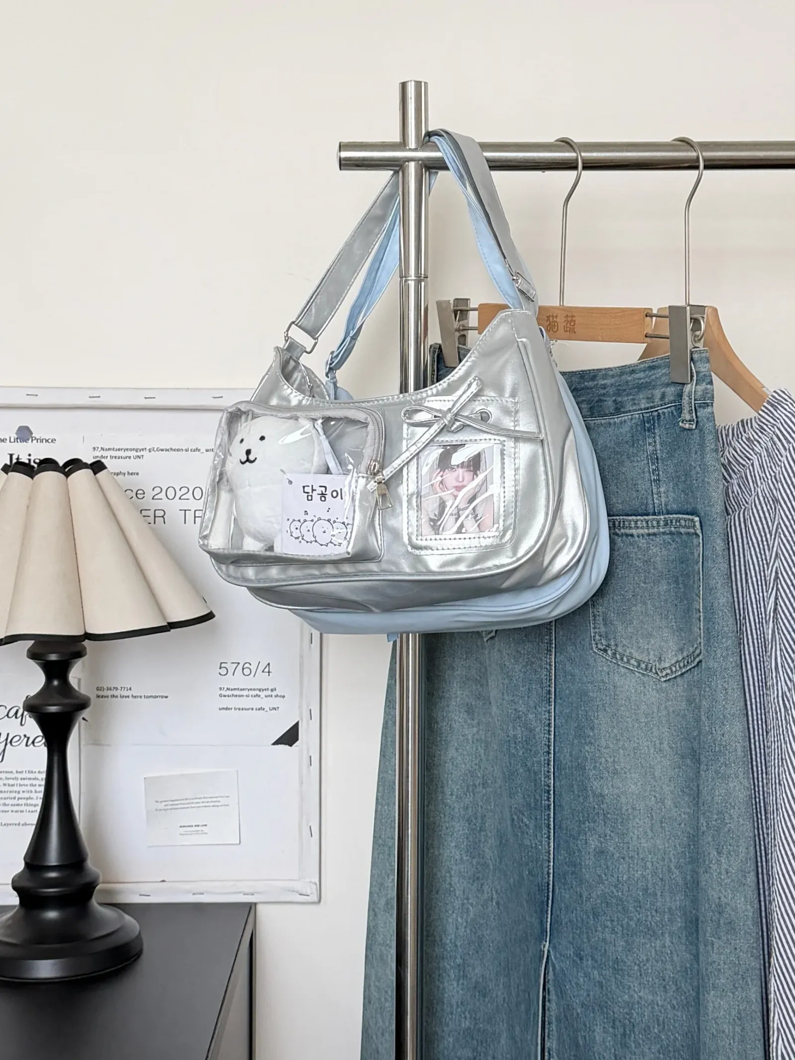 Détail du style preppy du sac