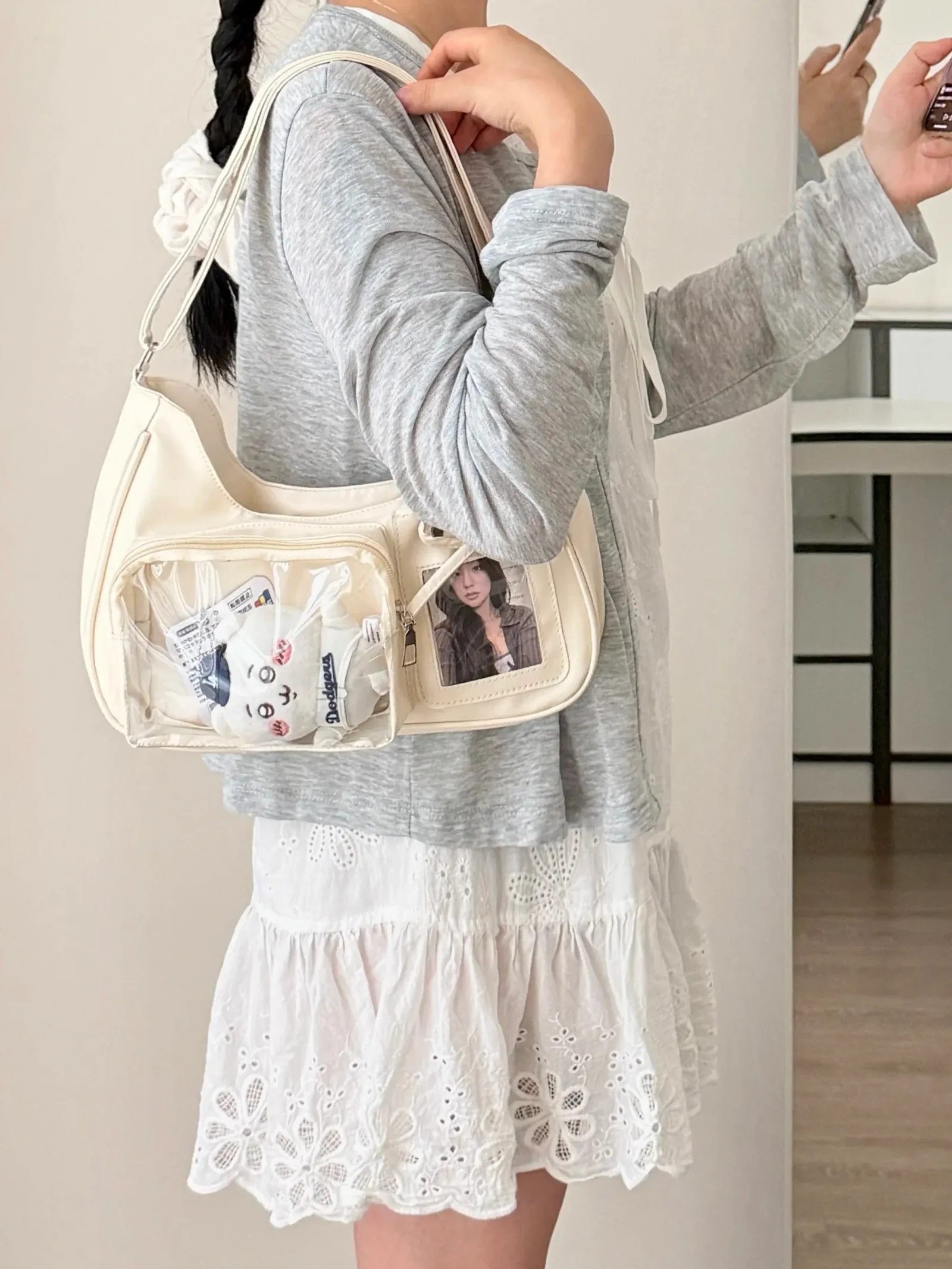Sac à bandoulière en situation quotidienne