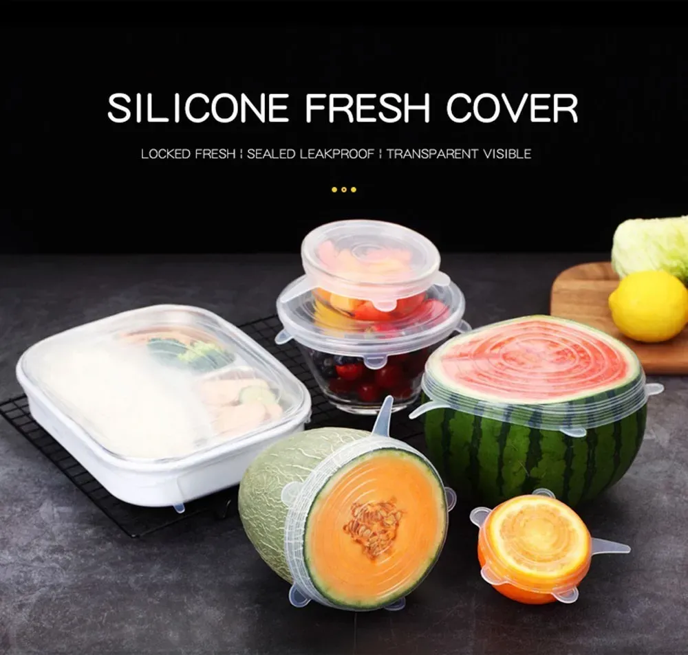 Couvercle en silicone extensible sur un plat de cuisine