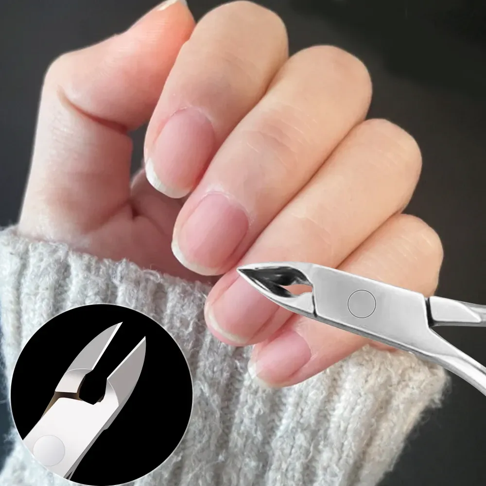 Pince à cuticules en acier inoxydable en situation d'utilisation