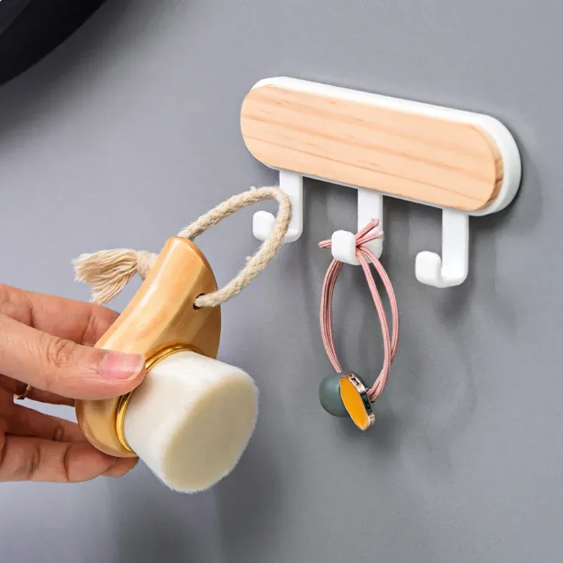 Crochets muraux en bois en situation