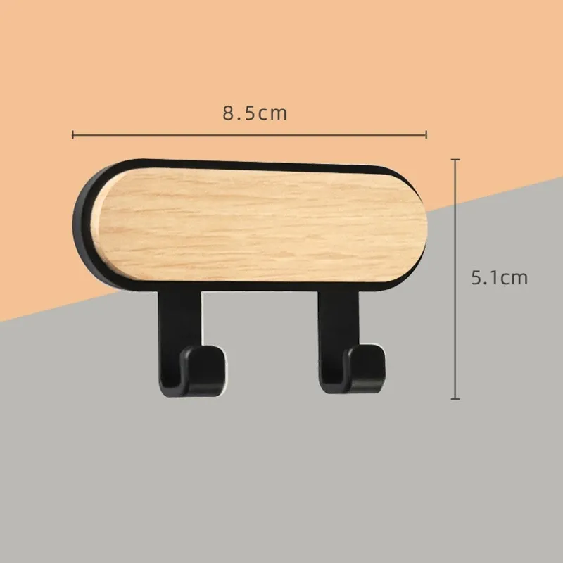 Détail du design en bois des crochets muraux