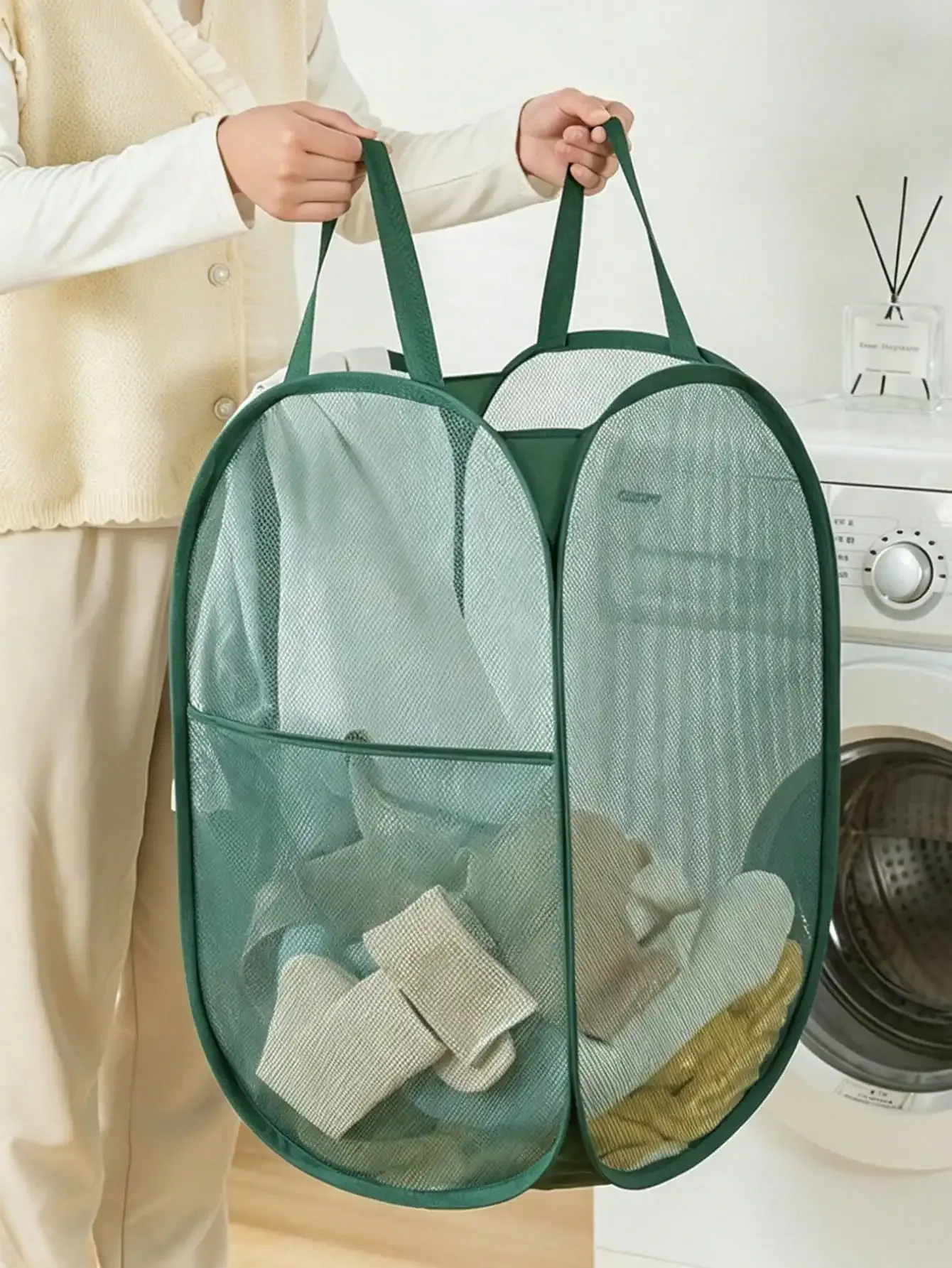 Panier à linge dans un intérieur moderne