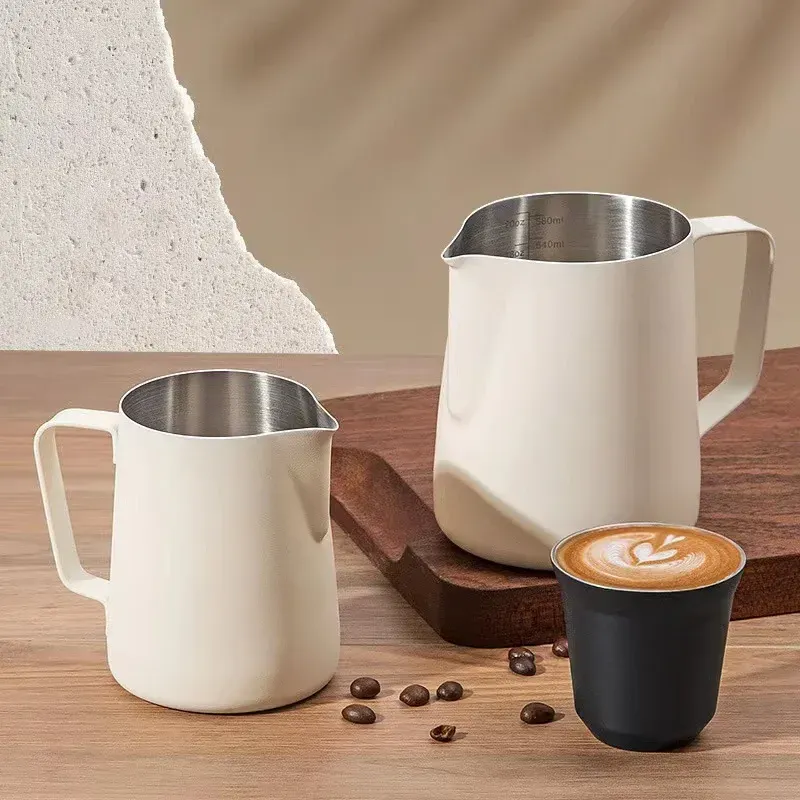 Pichet à mousse de café et de lait, en situation