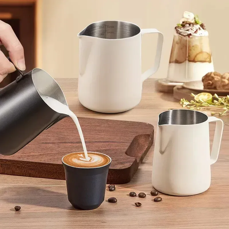 Pichet à mousse de café et de lait, détail du design