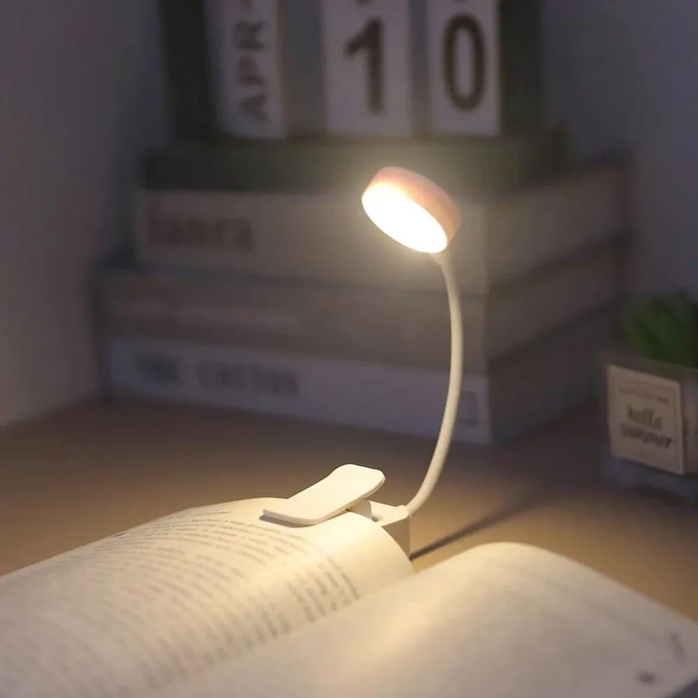 Détail de la pince de fixation de la lampe sur une page de livre