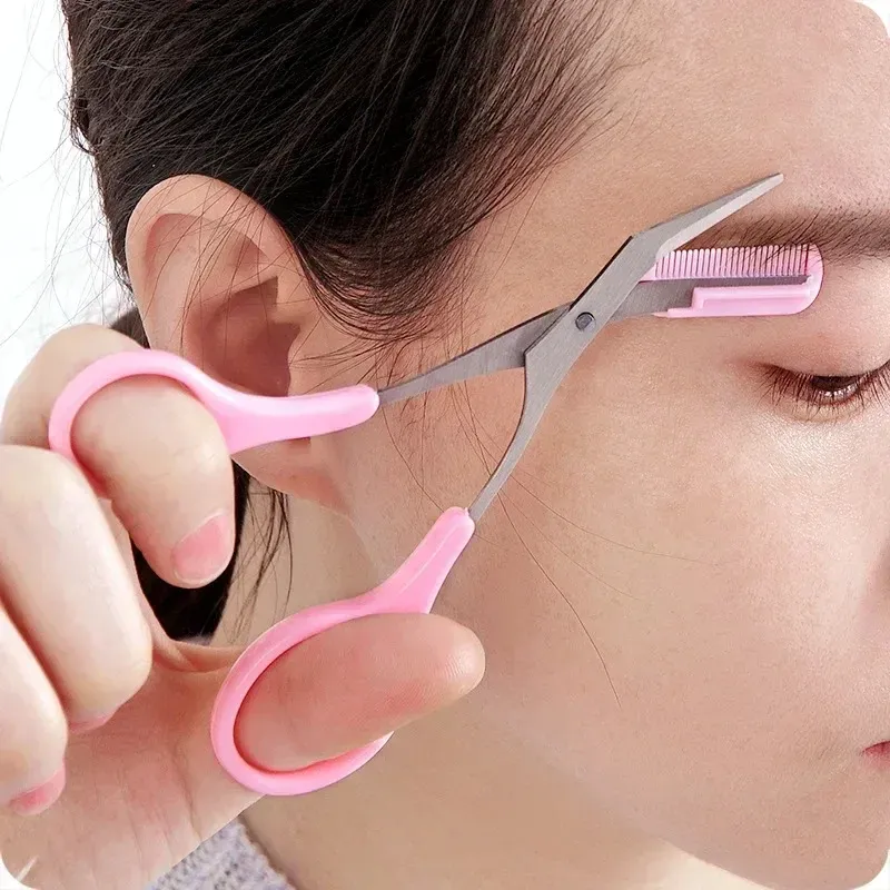 Ensemble d'outils pour sourcils dans leur présentation