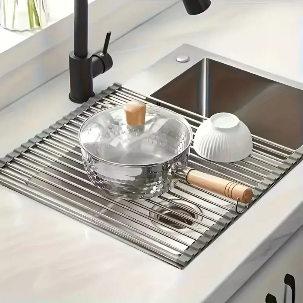 Égouttoir à vaisselle dans une cuisine compacte