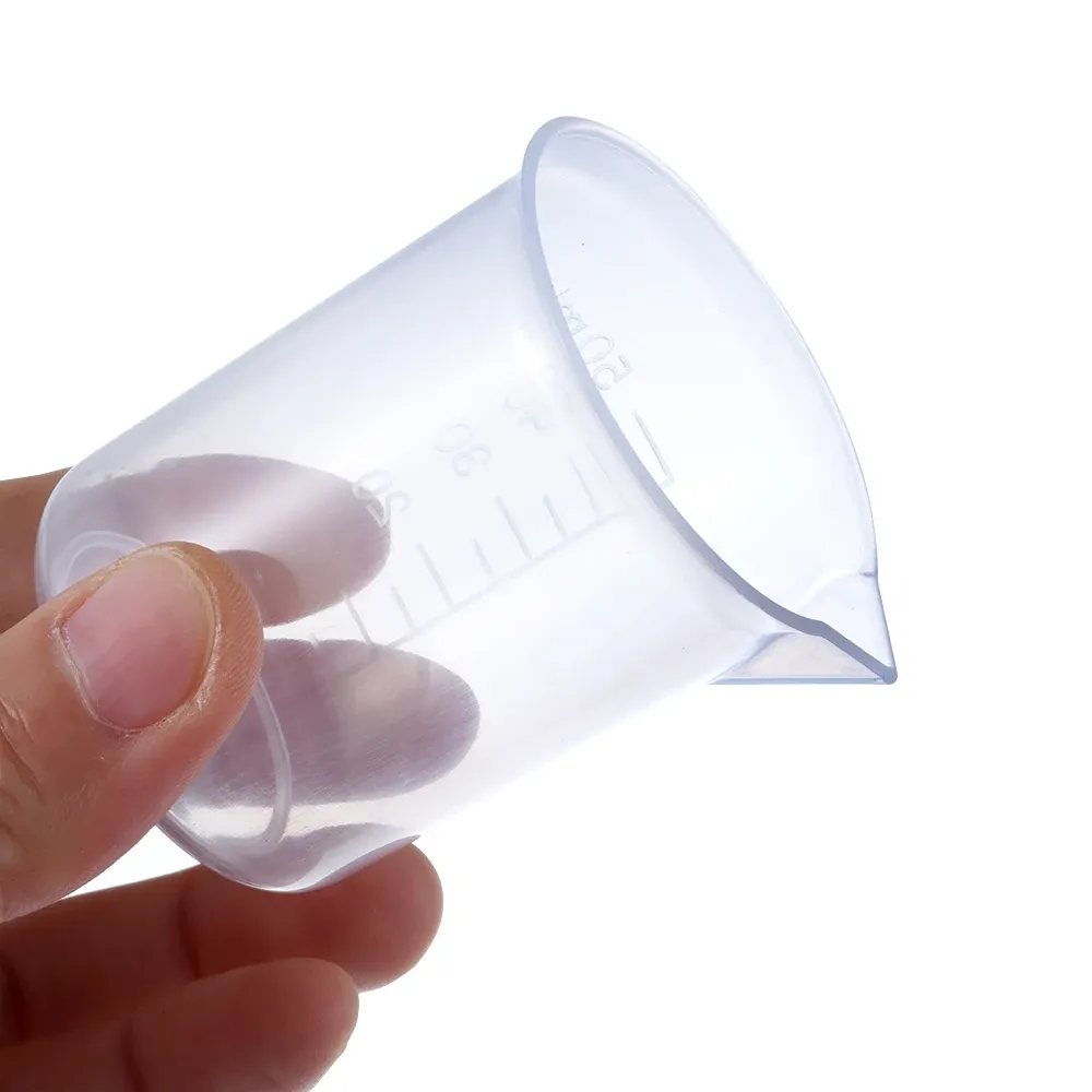 Bécher gradué en plastique, mise en scène