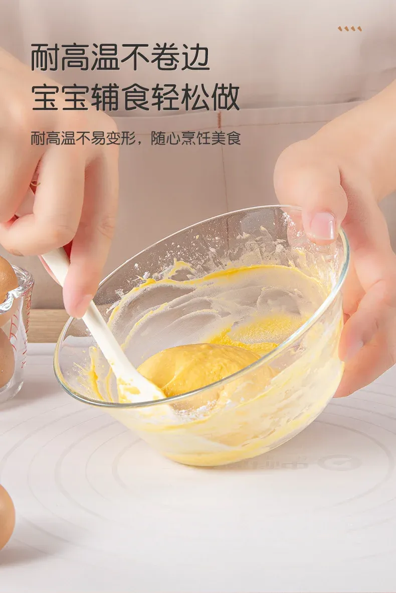 Ustensiles de cuisine en silicone sur fond neutre