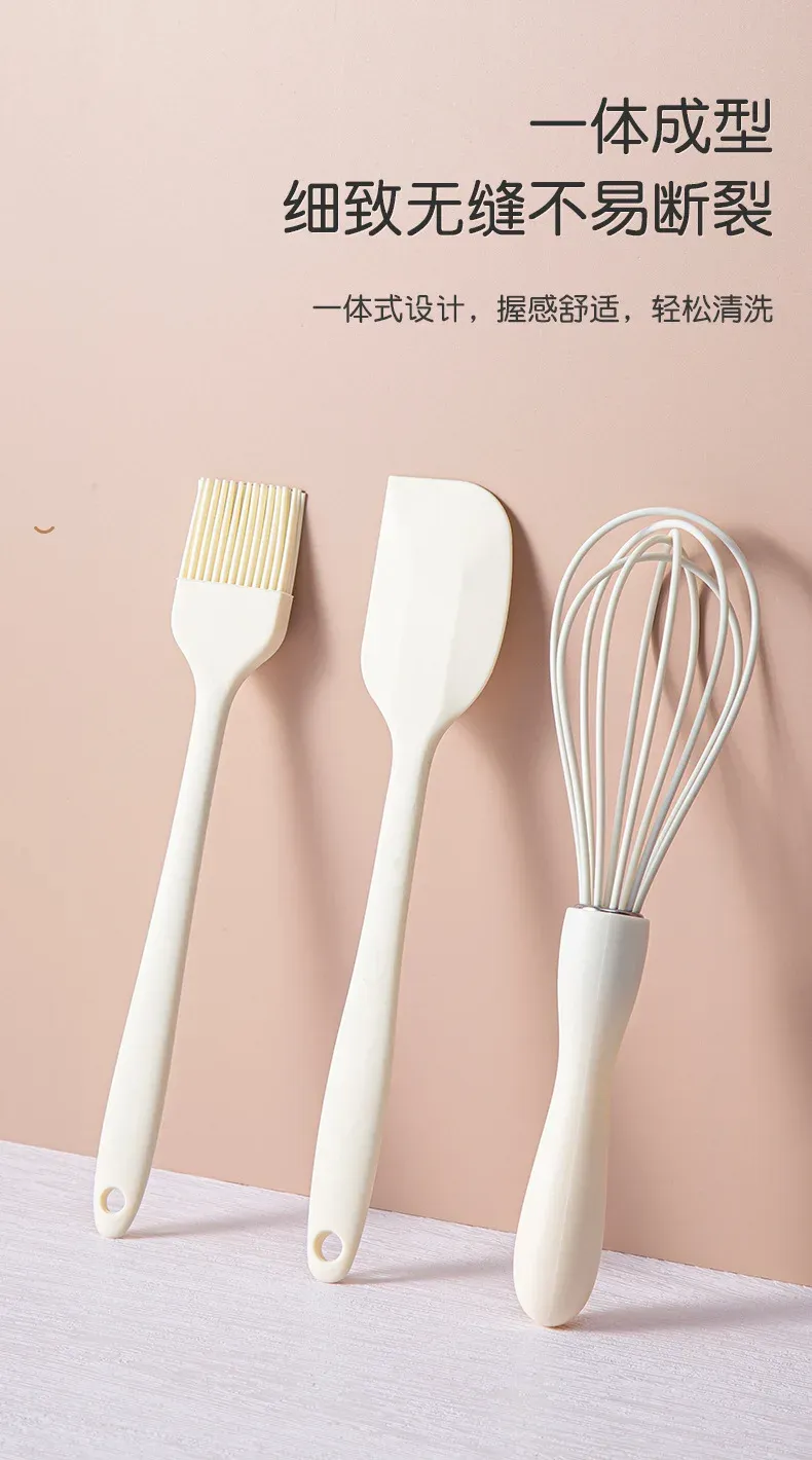 Ustensiles de cuisine en silicone en situation de préparation