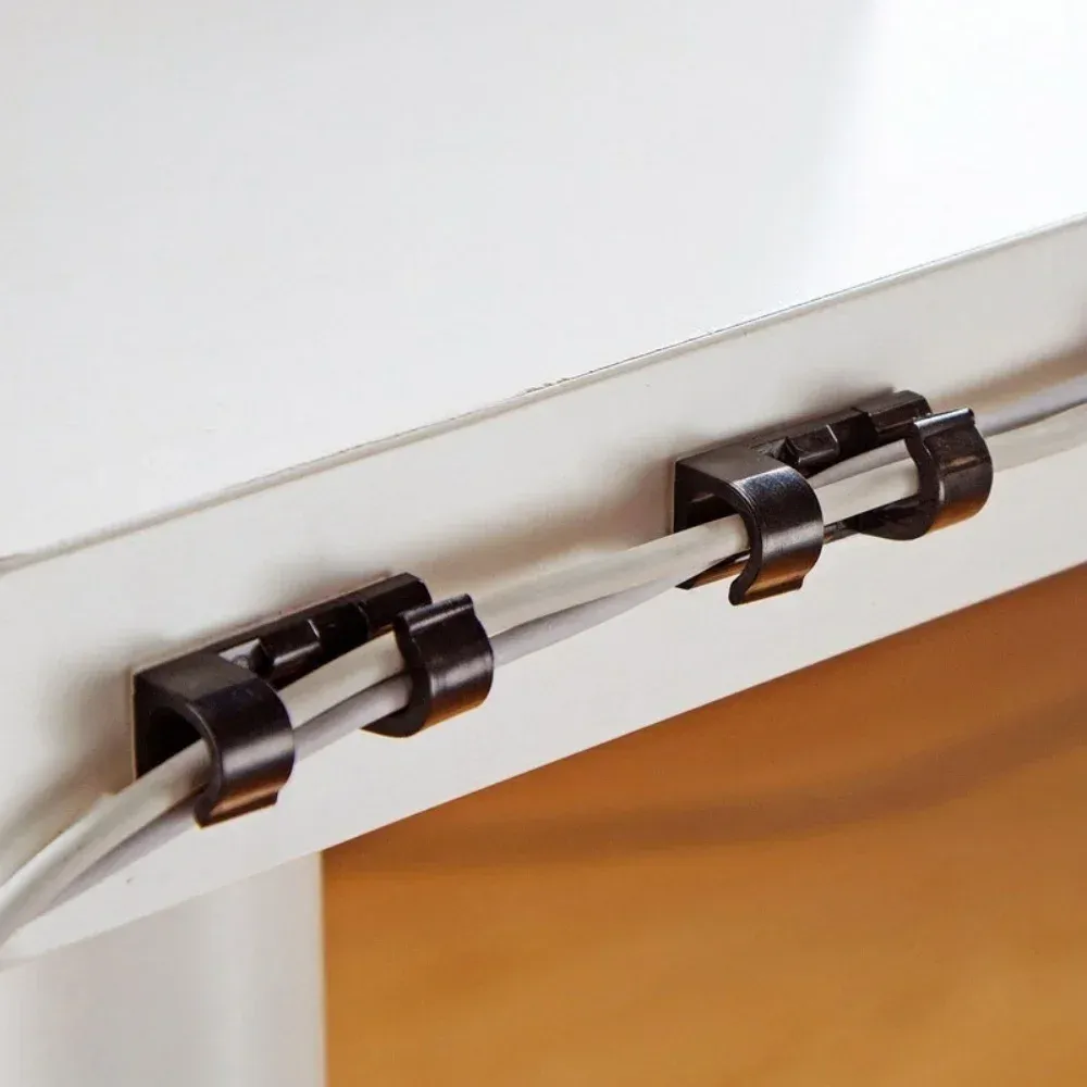 Câbles rangés sur bureau