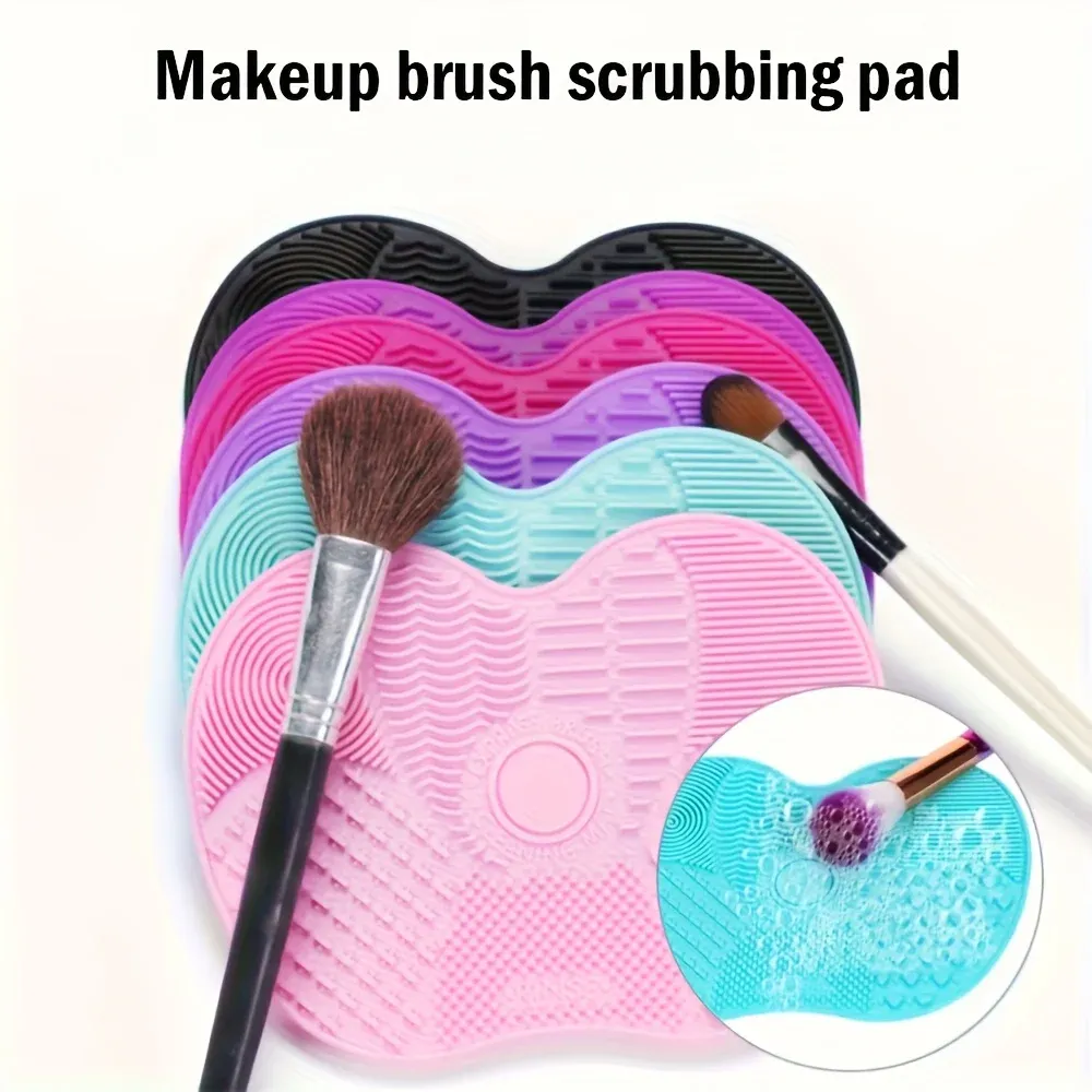 Nettoyage de pinceaux de maquillage avec le tampon en silicone