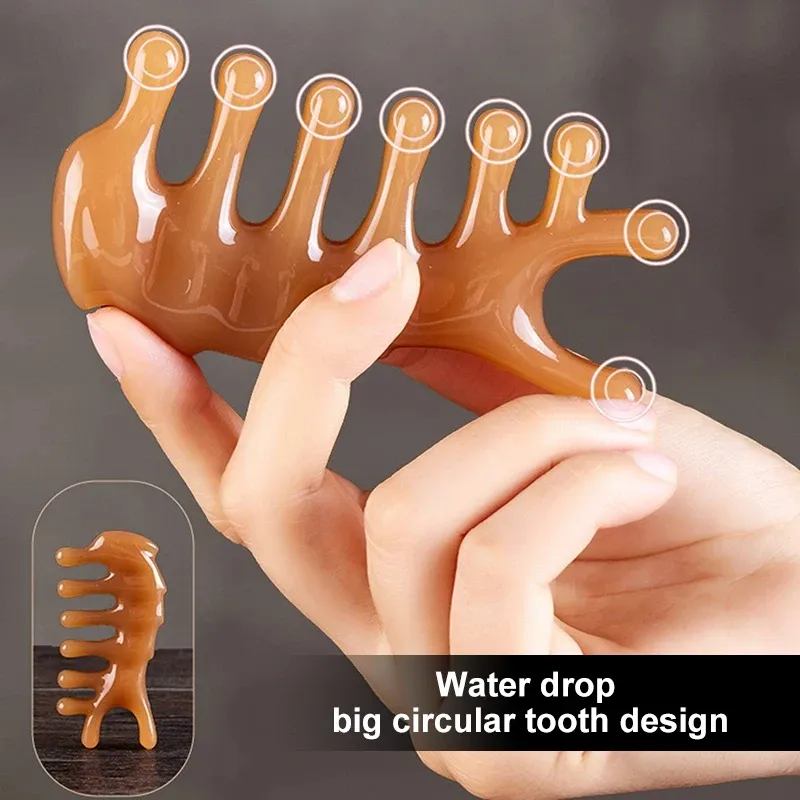Massage du visage avec la planche Gua Sha