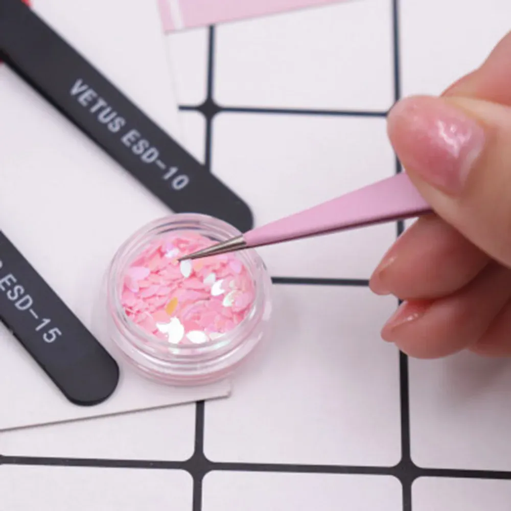 Pincette courbe pour extension de cils en gros plan