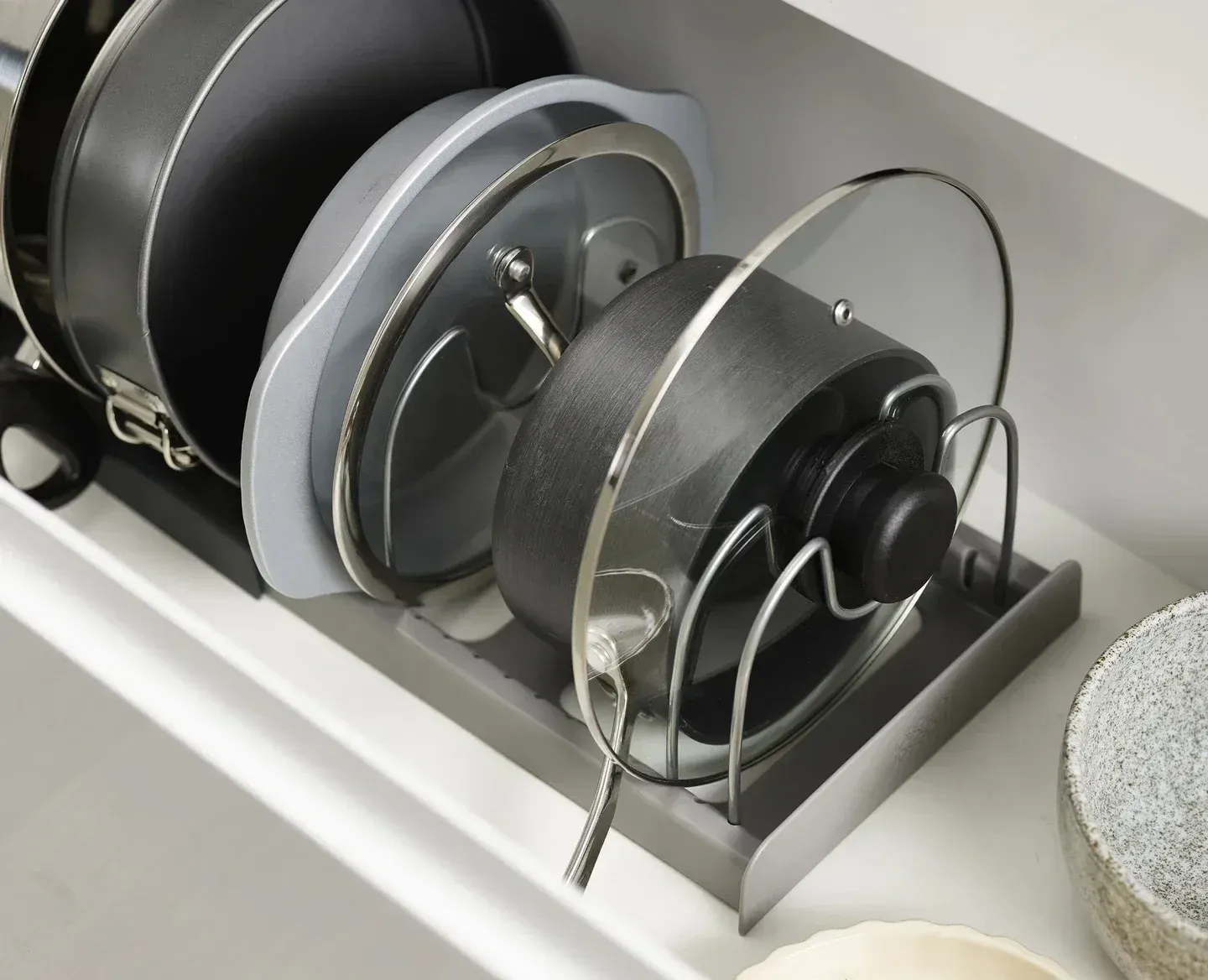 Support extensible en situation dans une armoire de cuisine