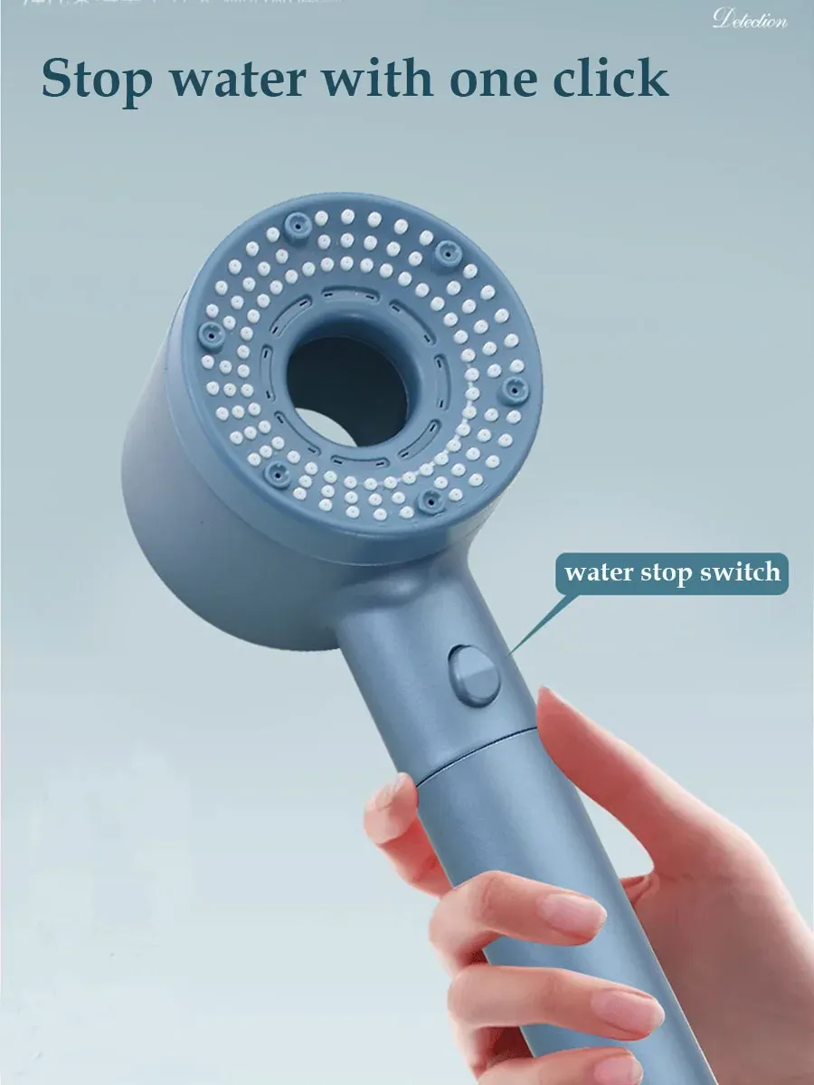 Pomme de douche installée sur un bras de douche