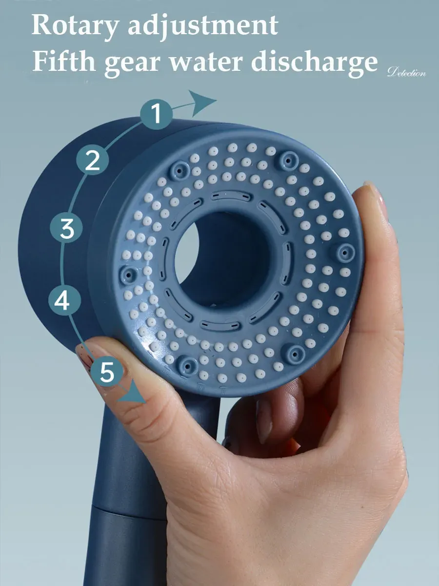 Détail du pommeau de douche et de sa surface finie