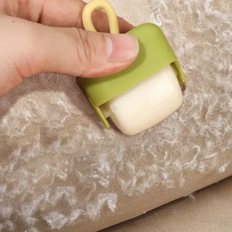 Élimination des poils d'animaux sur un canapé