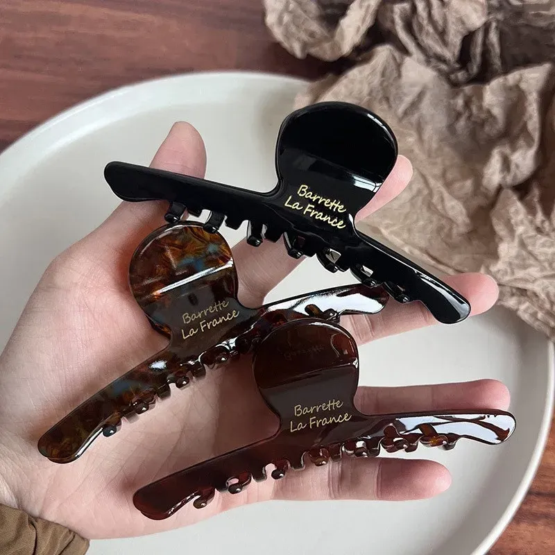 Pince léopard pour look raffiné