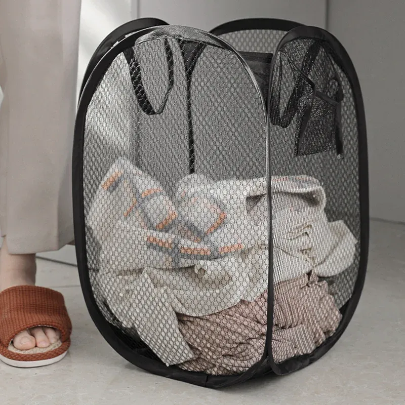 Panier à linge pliant élégant dans une salle de bain moderne