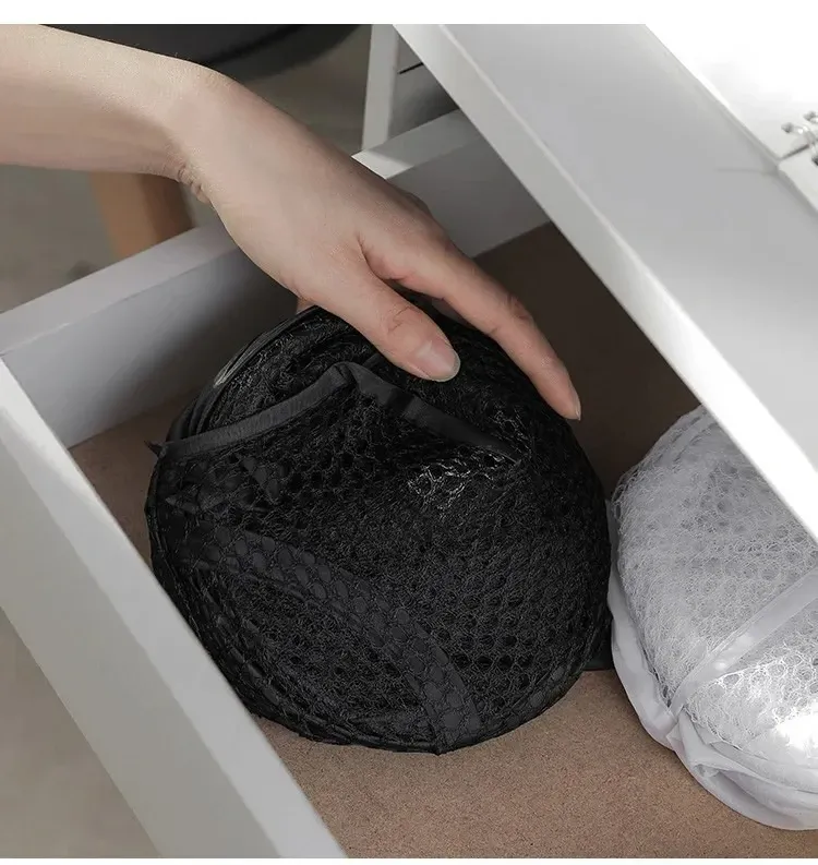 Panier à linge pliant dans un cadre de maison soigné