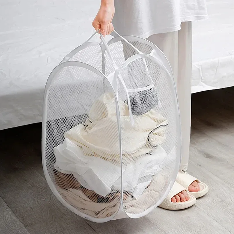 Panier à linge pliant en situation d'utilisation